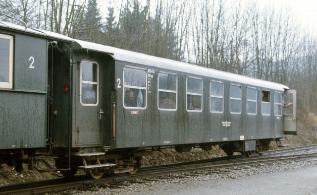 Widdern
La ligne à voie de 75 Möckmüll - Dorzbach état exploitée par la SWEG pour les marchandises et les transports scolaires. La DGEG y faisait circuler des trains touristiques dans les années 70-80. Un groupe travaille actuellement à la remise en service touristique de la ligne.
Photos prises en 1975 à l'occasion d-un voyage FACS.
75 cm gauge line Möckmüll - Dorzbach. 
In 1975, it was used for freight, scolars and tourist steam trains. It is likely to be reopened as a tourist line.
