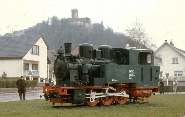 Krautheim
La ligne à voie de 75 Möckmüll - Dorzbach état exploitée par la SWEG pour les marchandises et les transports scolaires. La DGEG y faisait circuler des trains touristiques dans les années 70-80. Un groupe travaille actuellement à la remise en service touristique de la ligne.
Photos prises en 1975 à l'occasion d-un voyage FACS.
75 cm gauge line Möckmüll - Dorzbach. 
In 1975, it was used for freight, scolars and tourist steam trains. It is likely to be reopened as a tourist line.
