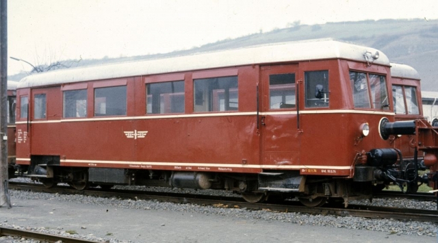Dorzbach
La ligne à voie de 75 Möckmüll - Dorzbach état exploitée par la SWEG pour les marchandises et les transports scolaires. La DGEG y faisait circuler des trains touristiques dans les années 70-80. Un groupe travaille actuellement à la remise en service touristique de la ligne.
Photos prises en 1975 à l'occasion d-un voyage FACS.
75 cm gauge line Möckmüll - Dorzbach. 
In 1975, it was used for freight, scolars and tourist steam trains. It is likely to be reopened as a tourist line.
