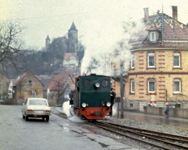 Möckmüll
La ligne à voie de 75 Möckmüll - Dorzbach état exploitée par la SWEG pour les marchandises et les transports scolaires. La DGEG y faisait circuler des trains touristiques dans les années 70-80. Un groupe travaille actuellement à la remise en service touristique de la ligne.
Photos prises en 1975 à l'occasion d-un voyage FACS.
75 cm gauge line Möckmüll - Dorzbach. 
In 1975, it was used for freight, scolars and tourist steam trains. It is likely to be reopened as a tourist line.
