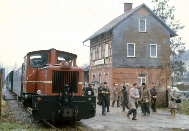 Schöntal
La ligne à voie de 75 Möckmüll - Dorzbach état exploitée par la SWEG pour les marchandises et les transports scolaires. La DGEG y faisait circuler des trains touristiques dans les années 70-80. Un groupe travaille actuellement à la remise en service touristique de la ligne.
Photos prises en 1975 à l'occasion d-un voyage FACS.
75 cm gauge line Möckmüll - Dorzbach. 
In 1975, it was used for freight, scolars and tourist steam trains. It is likely to be reopened as a tourist line.
